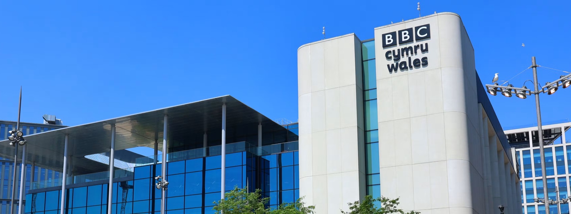 Pencadlys BBC Cymru yng Nghaerdydd. meunierd/Shutterstock