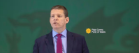 Rhun ap Iorwerth, arweinydd Plaid Cymru, yn ystod lansiad maniffesto etholiad cyffredinol ei blaid. ComposedPix / Shutterstock