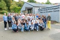 Y garfan gyntaf o fyfyrwyr nyrsio milfeddygol yn Ysgol Gwyddor Filfeddygol Prifysgol Aberystwyth 