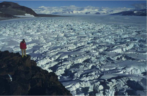 Shackleton Glacier flowing from the East Antarctic Ice Sheet past Bennett Platform towards the Ross Ice Shelf. Ancient glacial sediments are preserved on the flanks of this glacier. Photo: M. J. Hambrey