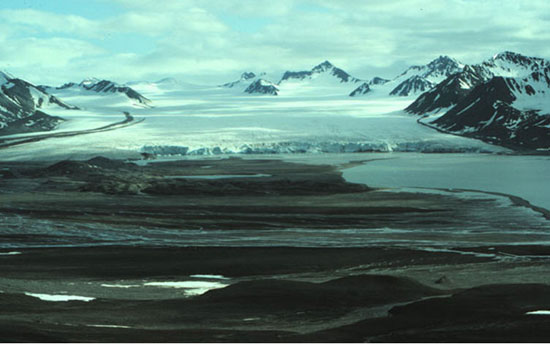 Comfortlessbreen in NW Spitsbergen (Svalbard), a tidewater glacier with a prominent moraine. The braided river in the foreground is from another glacier, Uvêrsbreen. Photo: M. J. Hambrey.