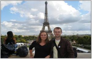 2 people infront of the eifel tower
