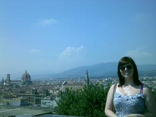 claire in front of Firenze