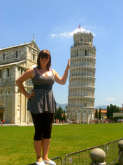 Claire next to the leaning tower of pisa