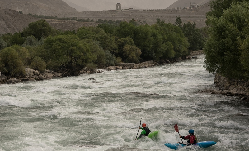 Aberystwyth alumni kayaking along the Panjshir river in Afghanistan. Image: Kristof Stursa