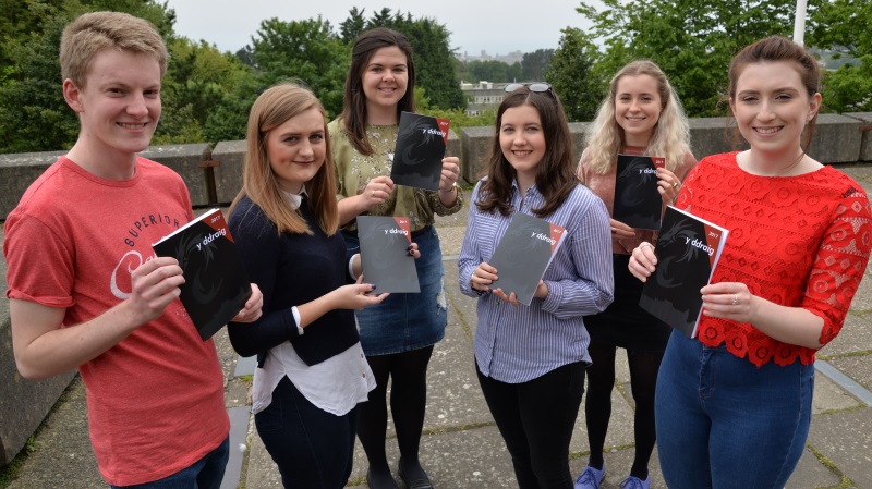 Left to right: Members of the editorial board of Y Ddraig 2017; Ianto Jones, Ela Wyn James, Manon Wyn Rowlands, Carys Haf James, Martha Grug Ifan and Cadi Grug Lake