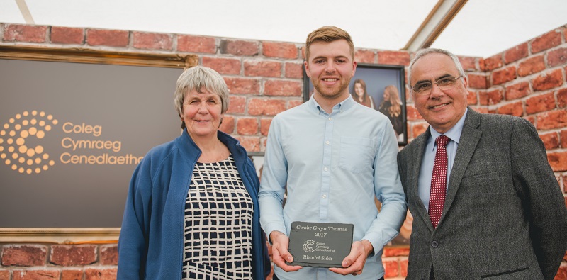 Rhodri Siôn (centre) with Jennifer Thomas, wife of the late Professor Gwyn Thomas, and Dr Haydn E Edwards, Chairman of the Coleg Cymraeg Cenedlaethol