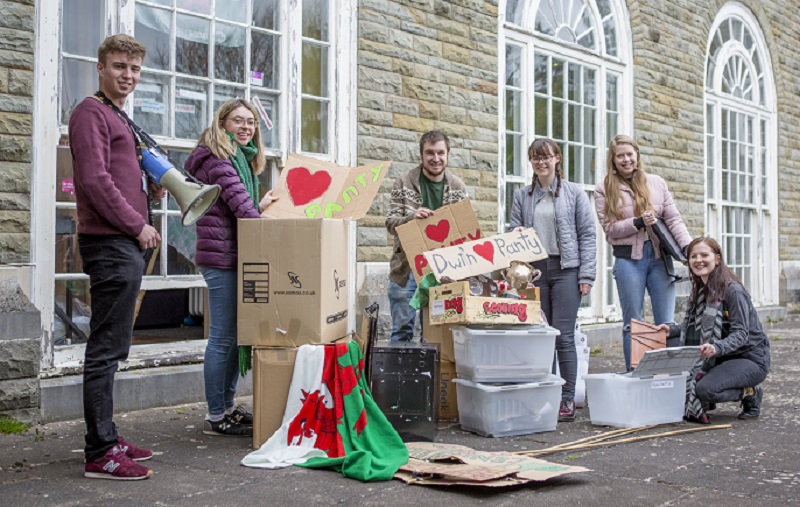 Members of UMCA clear the office in Pantycelyn as preparations to redevelop the hall continue. Pictured left to right are Gwion Llwyd, Fflur Evans, Jeff Smith, Sioned Thomas, Anna Wyn Jones and Siriol Elis.