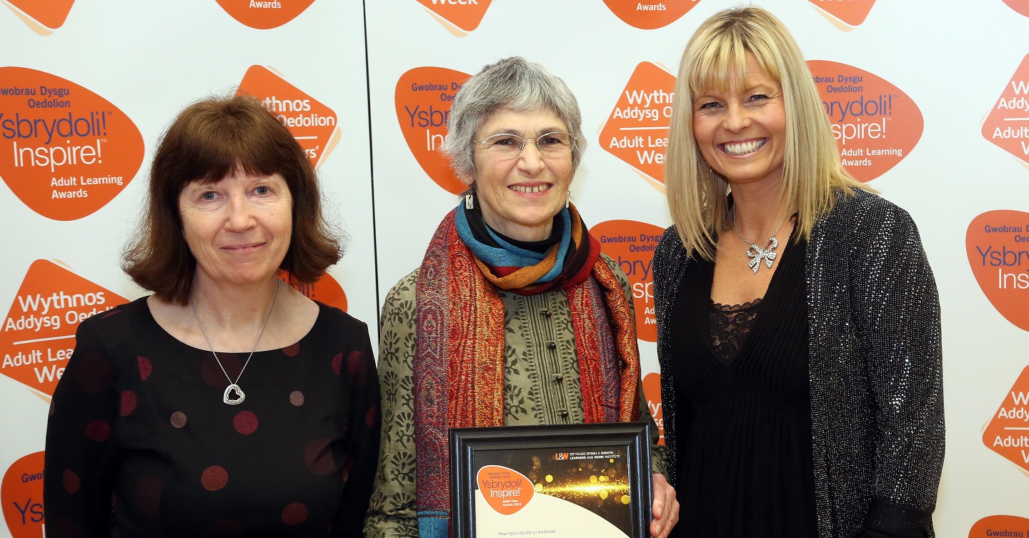 From left to right: Helen Prosser, Director of Teaching and Learning at the National Centre for Learning Welsh; Philippa Gibson; Nia Parry, presenter of the Awards Ceremony.