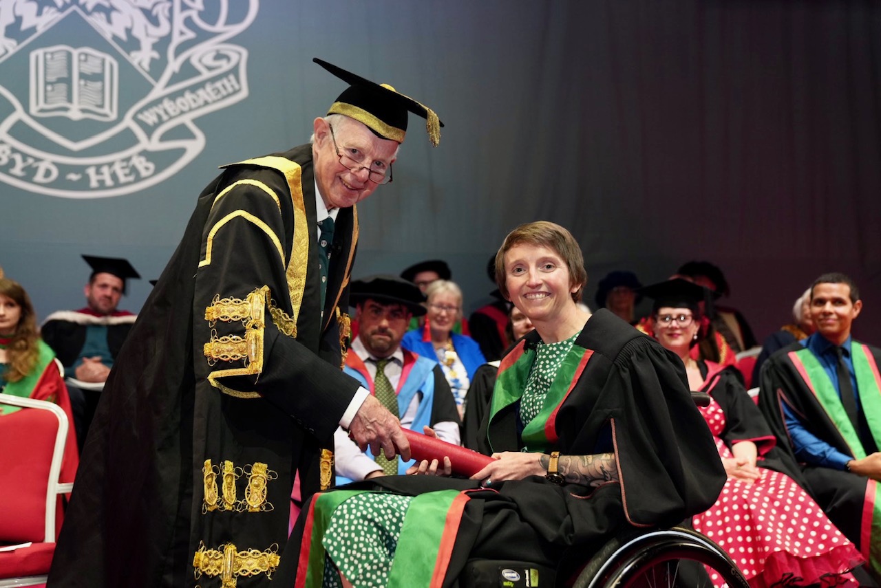 Rt Hon Lord Thomas of Cwmgïedd, Chancellor of Aberystwyth University, presenting Tina Evans as Honorary Fellow