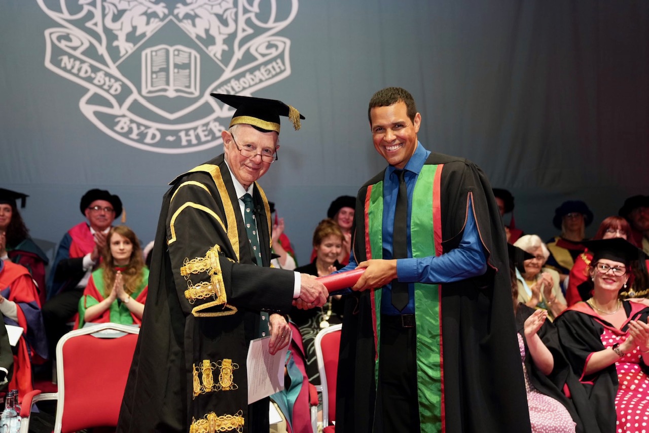 Rt Hon Lord Thomas of Cwmgïedd, Chancellor of Aberystwyth University, presenting Ben Thompson as Honorary Fellow