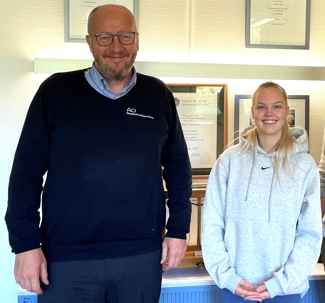 Professor R. Geoff Richards, AO Research Institute Davos, with vet student Emily Parrish-Andrew