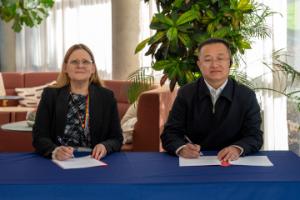 Professor Angela Hatton, Pro Vice-Chancellor for Research, Knowledge Exchange and Innovation at Aberystwyth University, and Professor Feng Guansheng, Vice President of the Zhejiang Academy of Agricultural Sciences.