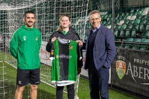 Aberystwyth Town Football Club&rsquo;s Women and Men&rsquo;s Captains with Aberystwyth University Pro-Vice Chancellor Professor Iain Barber and the new kit
