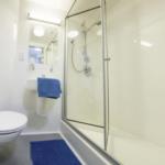 An en-suite bathroom in Fferm Penglais 