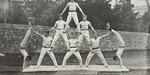 2. 1909: Arddangosfa gan y tîm gymnasteg ar Gae’r Ficerdy. 